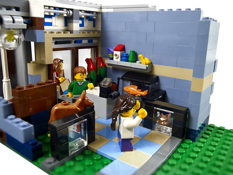 LEGO® Creator Expert Pet Shop — 10218 — 2032 Piece Building Set